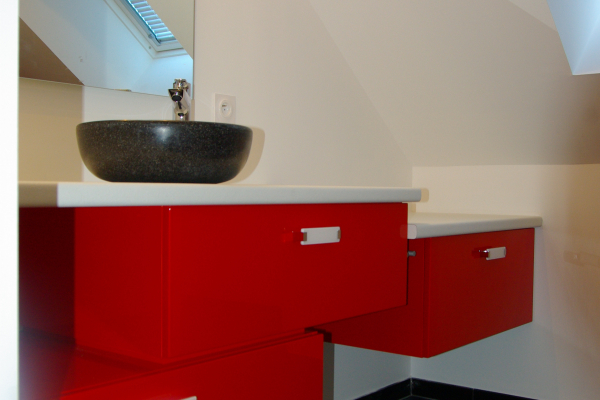 Meuble salle de bain laqué rouge